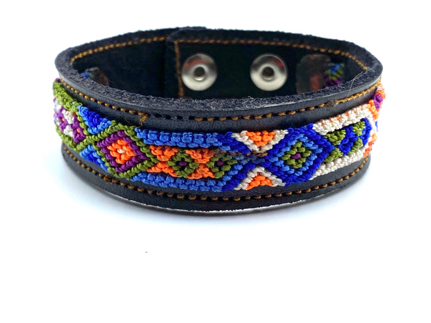 Pulsera de cuero con tejido ancho